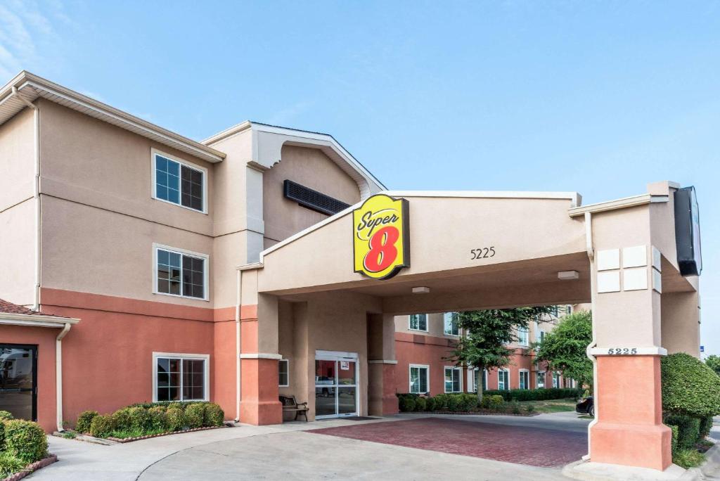 Super 8 by Wyndham Fort Worth North